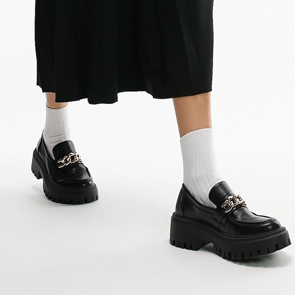 NWT/NIB Topshop Chunky Black Leather Loafer w Gold Chain, US Size 8 - Picture 2 of 5
